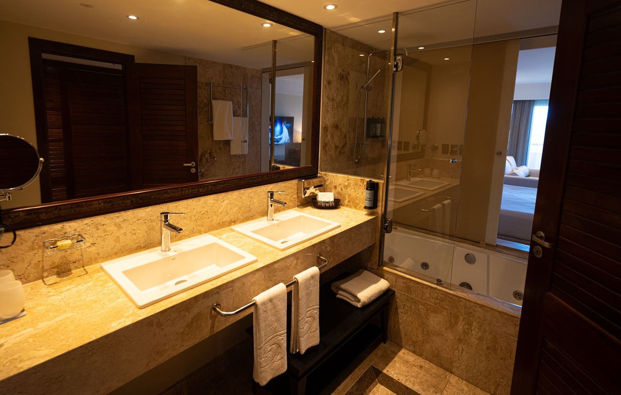 Banheiro com hidromassagem da Connecting Suíte