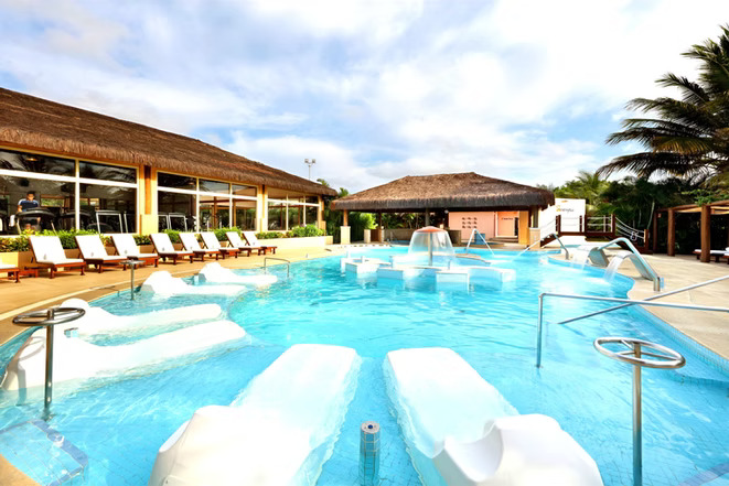 Praia com ondas suaves